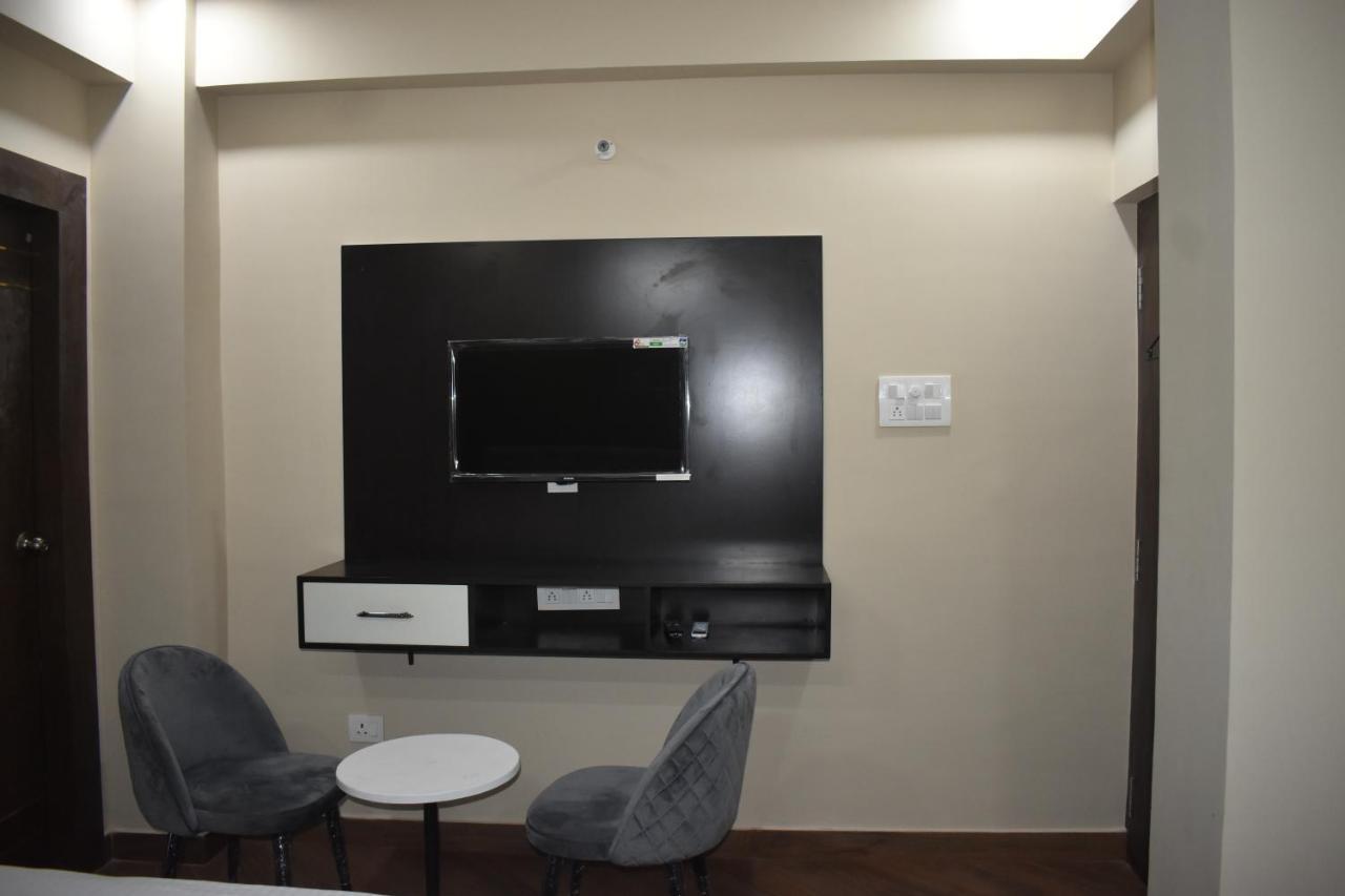 Hotel Lilac Doors Patna  Bagian luar foto